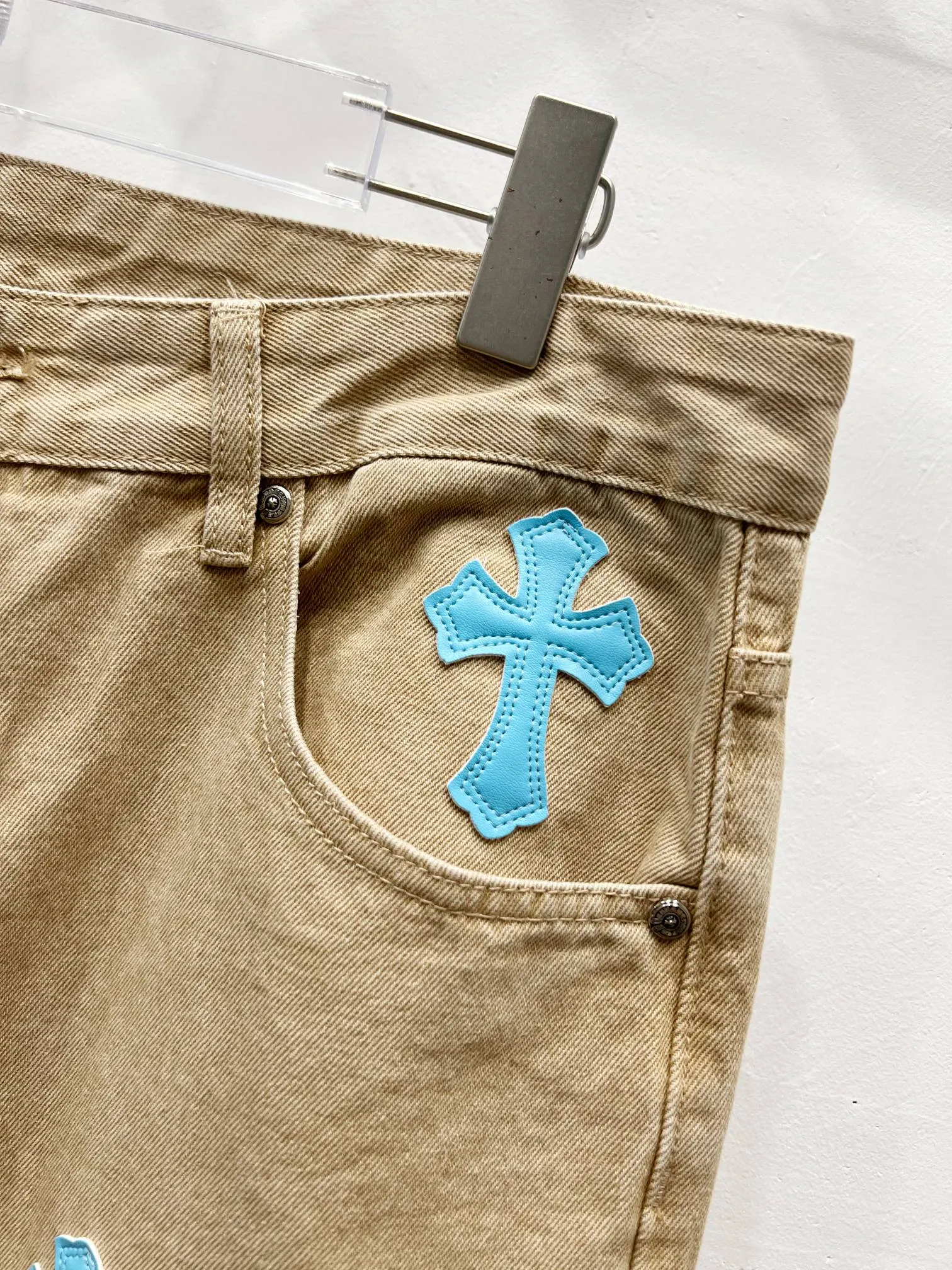 P240 style number: (W003) ChromeHearts & Khaki leather cross-leather straight-leg jeans, ceiling-level jeans, a pair is hard to find at the counter‼ ️About Zangyin✅This is an extremely luxurious fashion brand that can also be called the aristocracy of the high street. It has always been an exclusive brand for some hipsters or rich second generations. The color of this model is already very eye-catching by using a unique washed material. It is decorated with pink patch cross flowers, which cleverly highlights the charm of the brand. Secondly, this model adopts a classic high-waist cut design, which highlights the long legs and fashionable temperament of the upper body. The brand is highly recognizable and the slim-fitting configuration is more suitable for daily wear. The personality will be fashionable and the specifications can be seen at a glance. Materials and technology ✅ Needless to say, this point goes without saying. As an excellent craftsman brand, Zangyin's requirements for details and craftsmanship are really perfect. The washed color of this model has gone through a lot of processes, not to mention the embellishment of the denim appliqués. It is also purely handmade and sewn. Just like what they believe in, only handmade things have soul and have the meaning of wearing. A top-notch heavy-duty fashionable denim item, recommended by both hands‼ ️ Size: 28, 30, 32, 34 Color: Khaki